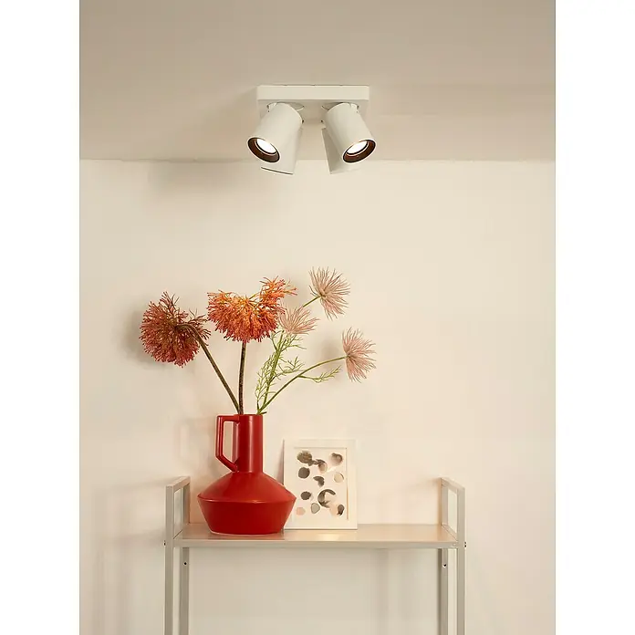 Lucide Deckenstrahler NigelL x B x H: 20 x 20 x 11,5 cm, Weiß, GU10 - Nahaufnahme einer modernen, weißen Doppeldeckenleuchte, die ein stilvolles Ambiente in jedem Raum schafft.