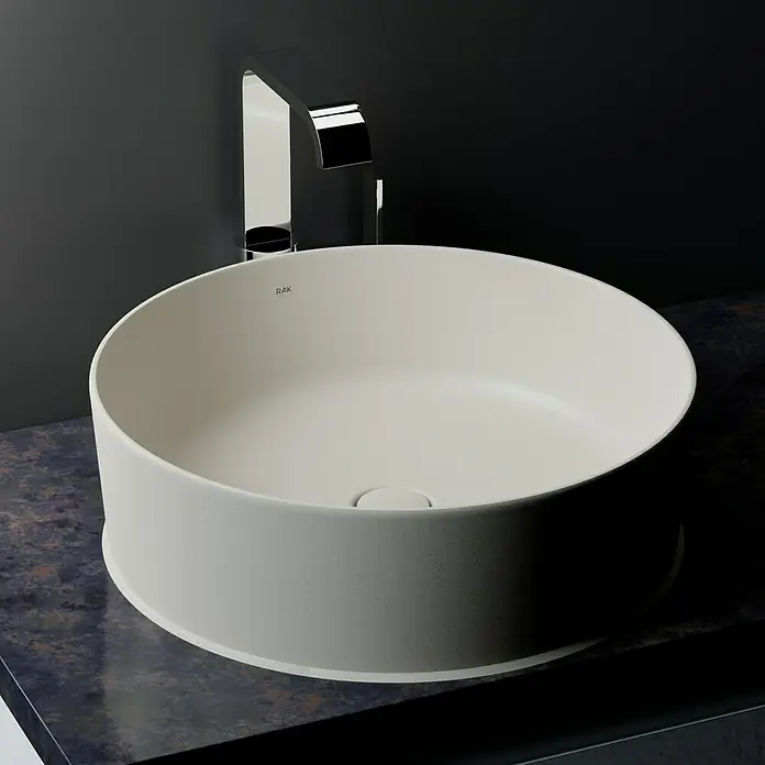RAK Ceramics Feeling Ablaufventil - 1 ¼″, Weiß, Permanent geöffnet - Elegantes, rundes Aufsatzwaschbecken in Creme mit glänzender Armatur. Stilvolle Ergänzung für moderne Badezimmer mit dunkler Arbeitsplatte.