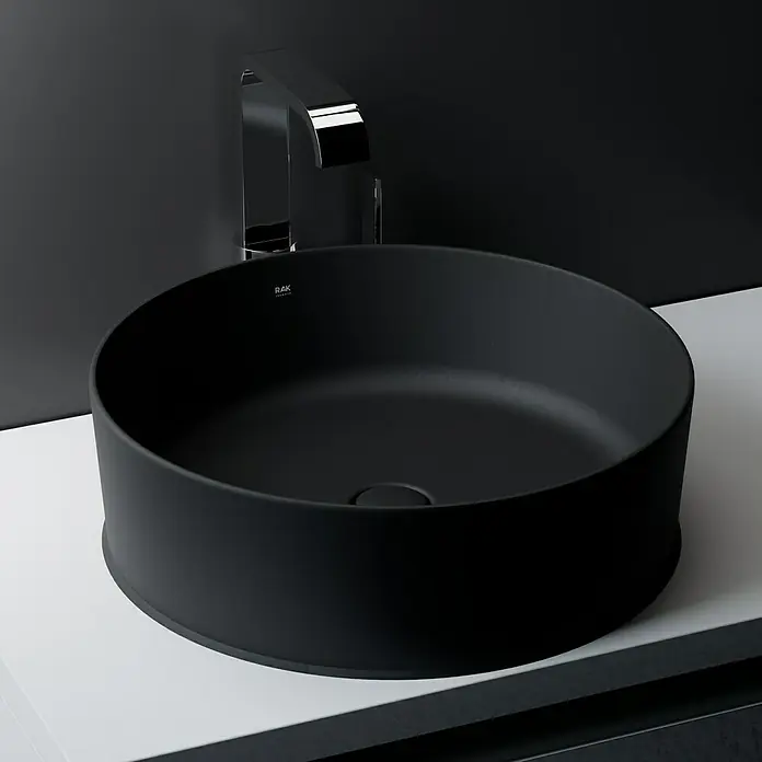 RAK Ceramics Feeling Ablaufventil - 1 ¼″, Schwarz, Mit Druckknopf - Elegantes, mattschwarzes Aufsatzwaschbecken von RAK Ceramics mit modernem Chromhahn für ein stilvolles Badezimmerdesign.