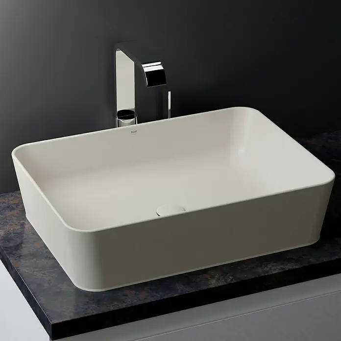 RAK Ceramics Feeling Ablaufventil - 1 ¼″, Weiß, Mit Druckknopf - Elegantes Aufsatzwaschbecken in rechteckiger Form mit abgerundeten Kanten und moderner Armatur für stilvolle Badezimmerdesigns.