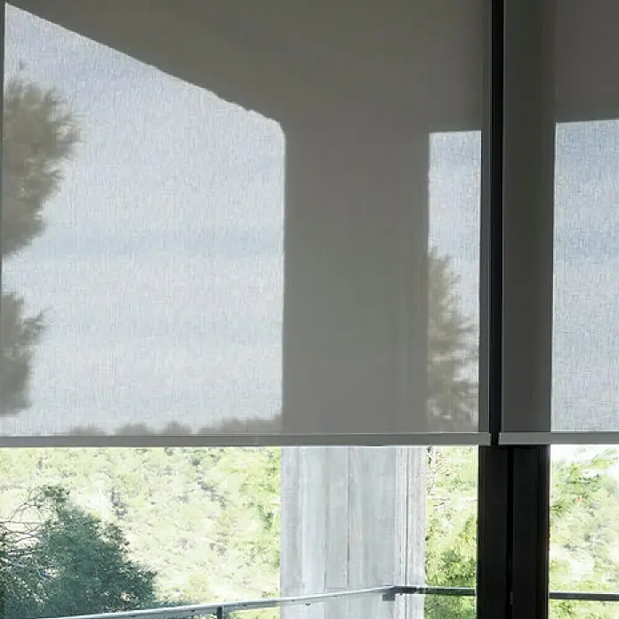 Estor enrollable screen 10% - An x Al: 165 x 190 cm, Gris, Unicolor - Las persianas enrollables filtran suavemente la luz y ofrecen privacidad, mientras preservan parcialmente la vista al exterior por las ventanas.