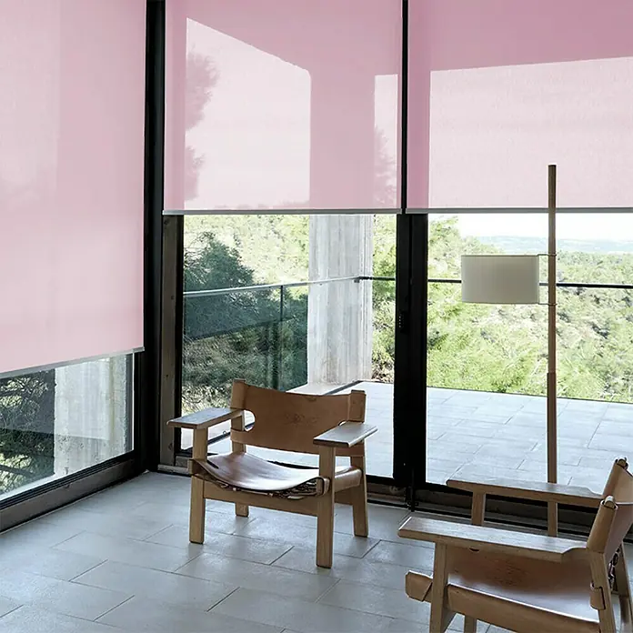 Estor enrollable screen 5% - An x Al: 90 x 250 cm, Rosa - Una habitación con persianas enrollables rosas que filtran suavemente la luz, creando un ambiente relajante. Las persianas ofrecen privacidad y diseño.
