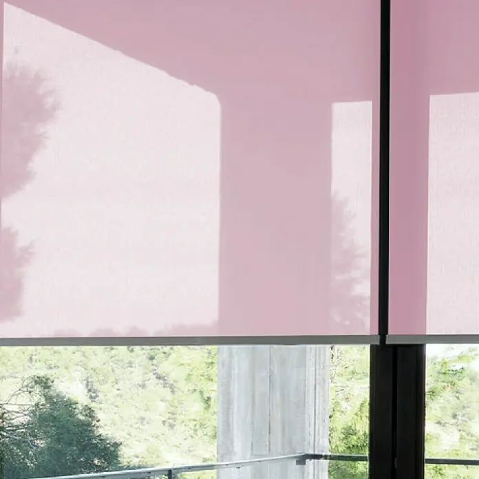 Estor enrollable screen 5% - An x Al: 90 x 250 cm, Rosa - Primer plano de un estor rosa, parcialmente bajado, que cubre una ventana con vistas a la vegetación.