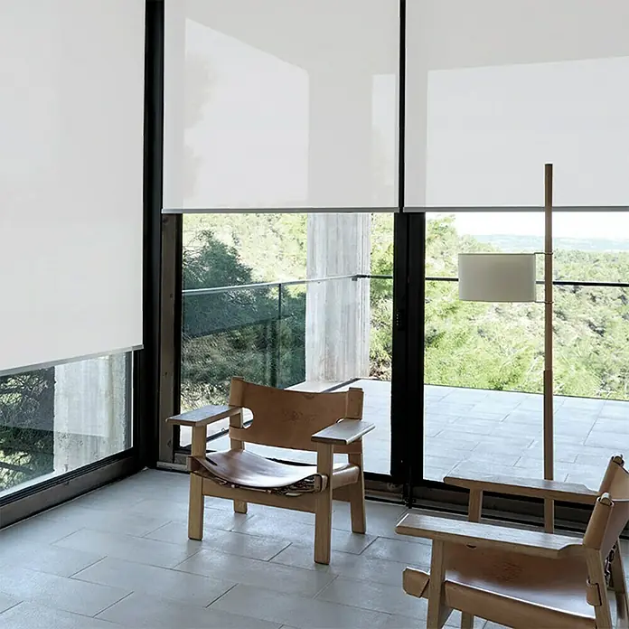 Estor enrollable screen 1% - An x Al: 165 x 250 cm, Blanco perla - Elegantes persianas enrollables en una habitación moderna con grandes ventanales y sillas minimalistas. Las persianas ofrecen privacidad y control de la luz.