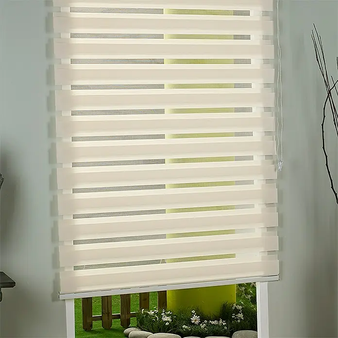 Estor noche y día Martina - An x Al: 150 x 250 cm, Beige - Esta imagen muestra persianas enrollables con rayas horizontales, parcialmente bajadas para revelar una vista del jardín.