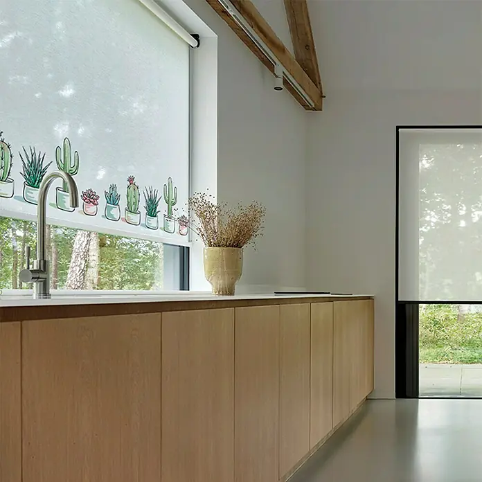 Estor enrollable Cactus - An x Al: 90 x 190 cm, Blanco - Una persiana enrollable decorativa con un patrón de cactus, que añade un toque de verdor a esta cocina moderna. Ofrece privacidad y control de luz.