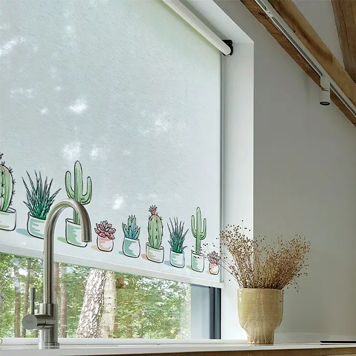 Estor enrollable Cactus - An x Al: 90 x 190 cm, Blanco - Un primer plano de una persiana con un patrón de cactus, que ilumina una habitación con vigas de madera rústicas y añade una estética natural.
