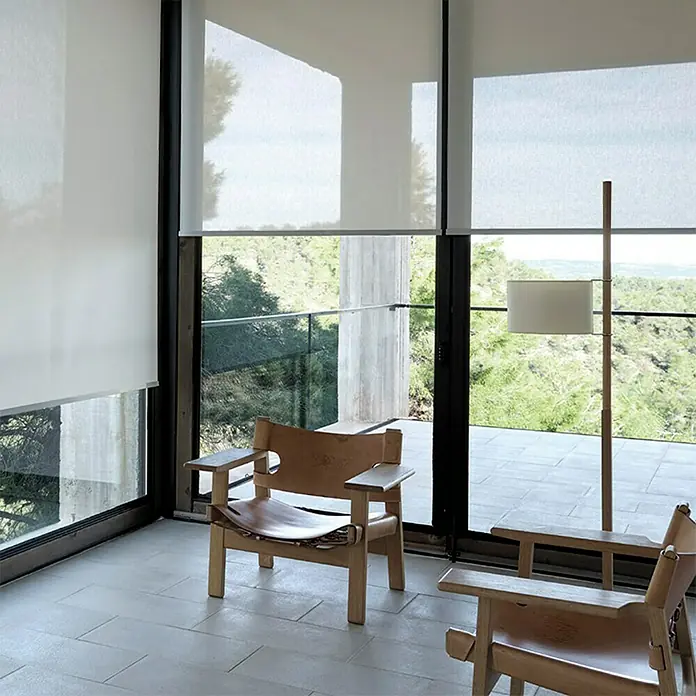 Estor enrollable screen 5% Zoe - An x Al: 105 x 250 cm, Blanco perla - Elegantes estores enrollables blancos en grandes ventanas ofrecen privacidad a la vez que permiten la entrada de luz natural. Diseño moderno.