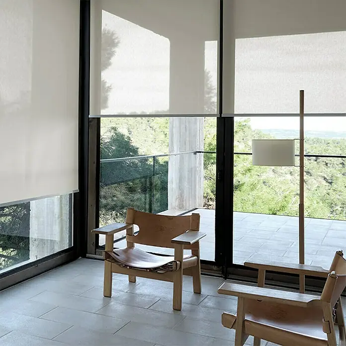 Estor enrollable screen 10% - An x Al: 135 x 190 cm, Blanco lino - Persianas enrollables claras en ventanas grandes iluminan la habitación con una luz suave, creando un ambiente agradable. Las ventanas ofrecen vistas bonitas.