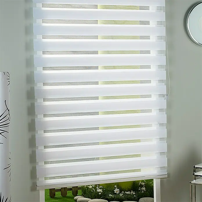 Estor noche y día Martina - An x Al: 135 x 250 cm, Blanco - Un primer plano de persianas enrollables blancas con franjas horizontales transparentes y opacas alternadas, que cubren una ventana.