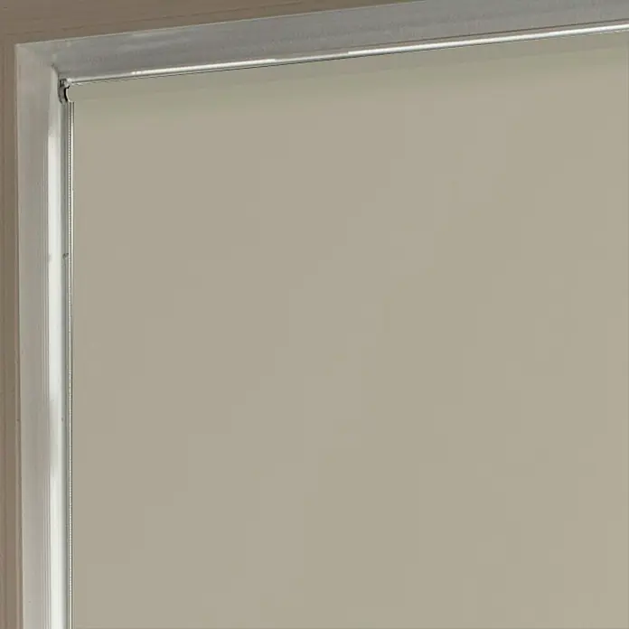 Estor enrollable opaco Liso - An x Al: 90 x 250 cm, Beige - Primer plano de un estor enrollable gris en un marco de ventana. El estor está completamente cerrado, dando a la habitación un aspecto limpio y minimalista.