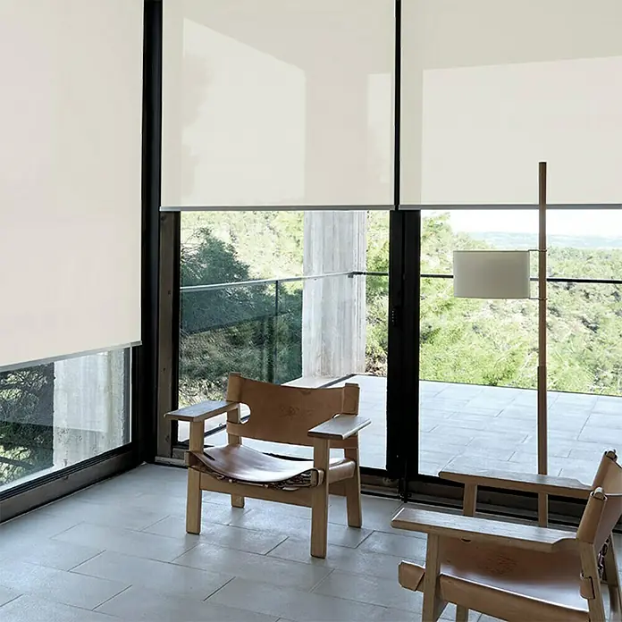 Estor enrollable screen 1% - An x Al: 180 x 250 cm, Blanco lino - Estores enrollables de color claro cubren las ventanas de una habitación con sillas y vegetación afuera. Control de deslumbramiento eficaz.