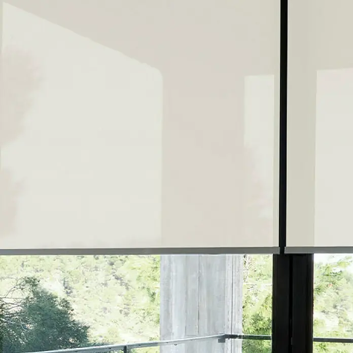 Estor enrollable screen 1% - An x Al: 180 x 250 cm, Blanco lino - Persianas enrollables de colores claros frente a una ventana con vistas a un paisaje verde crean un ambiente moderno y elegante.