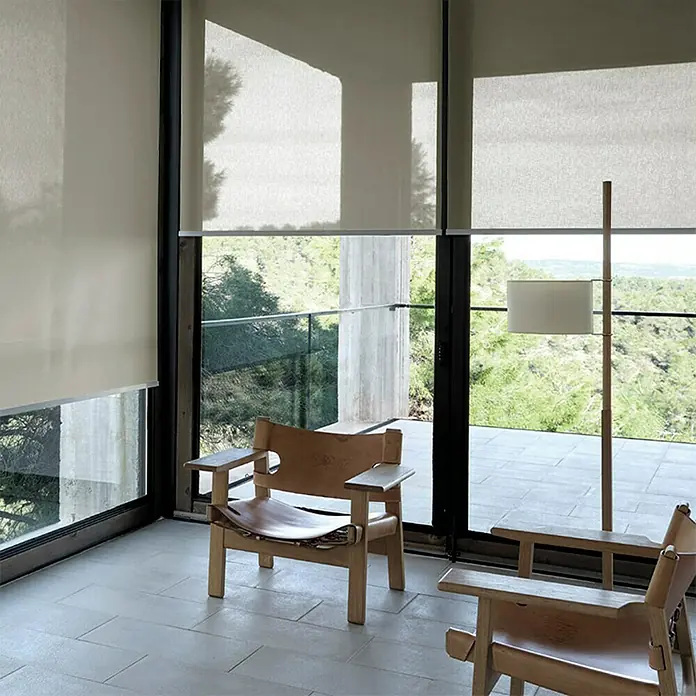 Estor enrollable screen 10% - An x Al: 120 x 250 cm, Perla lino - Elegantes persianas enrollables en una habitación moderna con sillas y vistas, proporcionando privacidad y control de la luz.