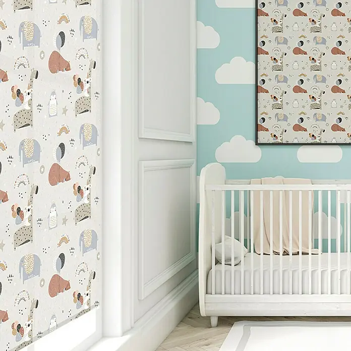 Estor enrollable Animales - An x Al: 90 x 190 cm, Gris - La habitación infantil cuenta con una cuna con papel tapiz con temas de animales, creando un ambiente relajante y lúdico para el bebé.