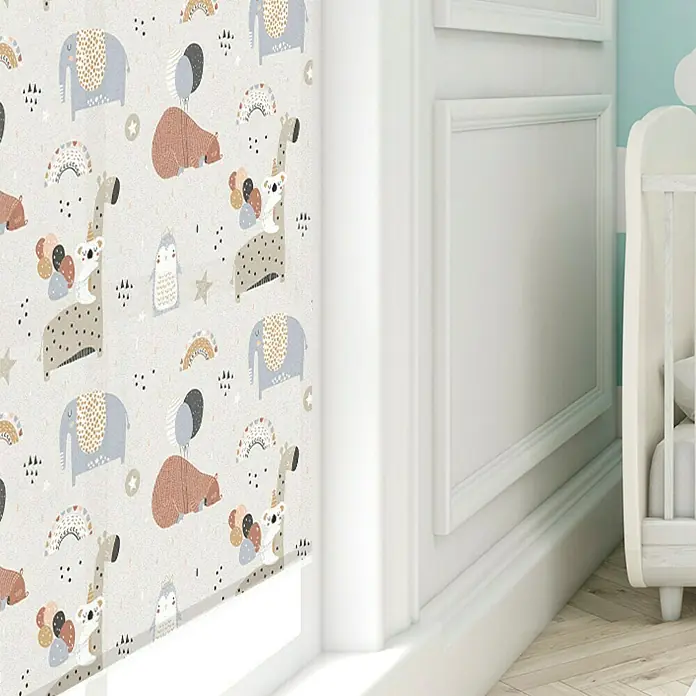 Estor enrollable Animales - An x Al: 90 x 190 cm, Gris - Primer plano de una pared de habitación infantil con papel tapiz con motivos de animales con elefantes, jirafas y osos, junto a una cuna blanca.