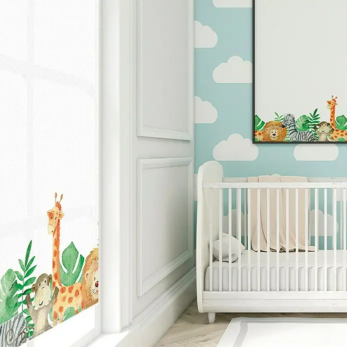 Estor enrollable Zoo - An x Al: 105 x 190 cm, Blanco - Primer plano de una habitación infantil con una cuna blanca, arte mural con temática animal y un ambiente lúdico y apto para niños.