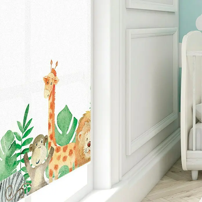 Estor enrollable Zoo - An x Al: 105 x 190 cm, Blanco - Un primer plano de una decoración de pared con motivos de animales de la selva como una jirafa, un león y un mono, creando un ambiente alegre e infantil.