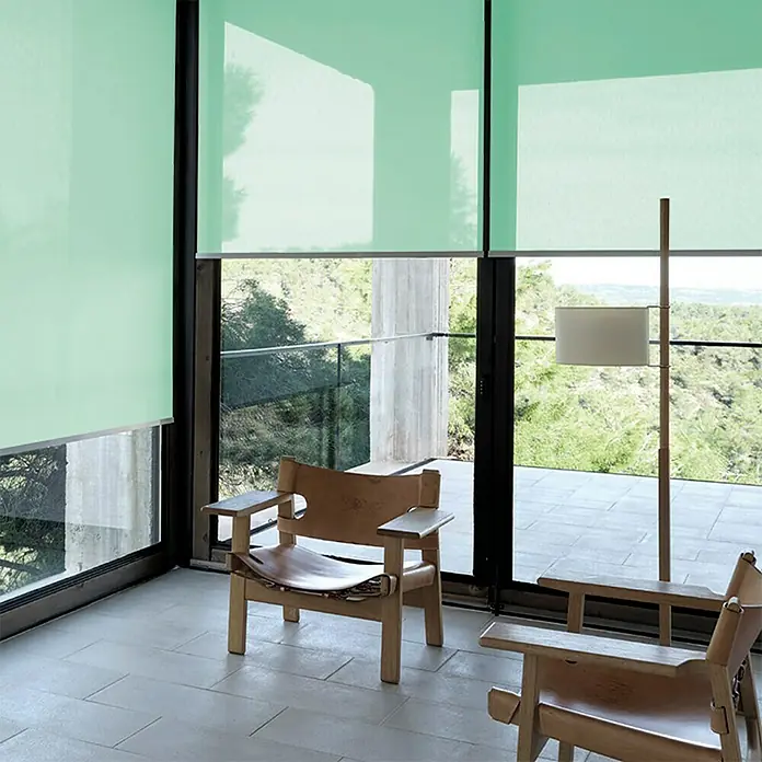 Estor enrollable screen 5% - An x Al: 90 x 250 cm, Verde Mint - Elegantes persianas enrollables verdes frente a ventanas y puertas de vidrio con vistas a la naturaleza ofrecen privacidad y luminosidad a la estancia.