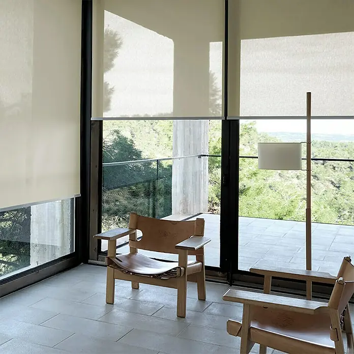 Estor enrollable screen 10% - An x Al: 105 x 250 cm, Lino - Persianas enrollables beige en ventanas y puertas de patio con vistas naturales, creando un ambiente luminoso y moderno.