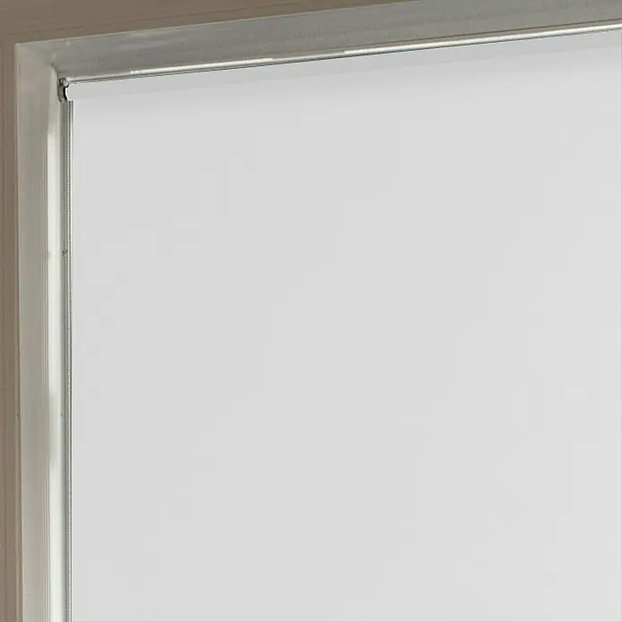 Estor enrollable opaco NDC - An x Al: 200 x 250 cm, Blanco - Primer plano de un estor enrollable blanco en un marco de ventana, que ofrece privacidad y control de la luz.