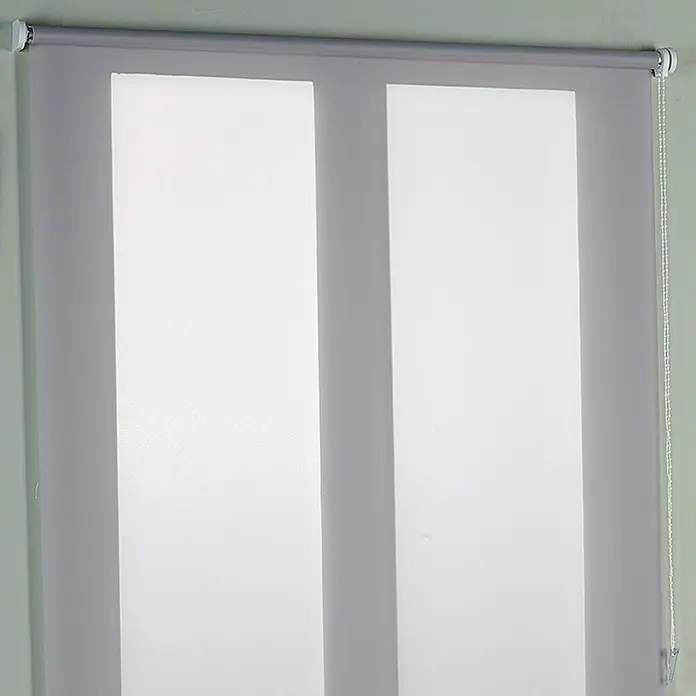 Estor enrollable Sama - An x Al: 150 x 250 cm, Gris - Primer plano de un moderno estor enrollable gris con paneles de tela transparentes y opacos alternados para la decoración de ventanas.