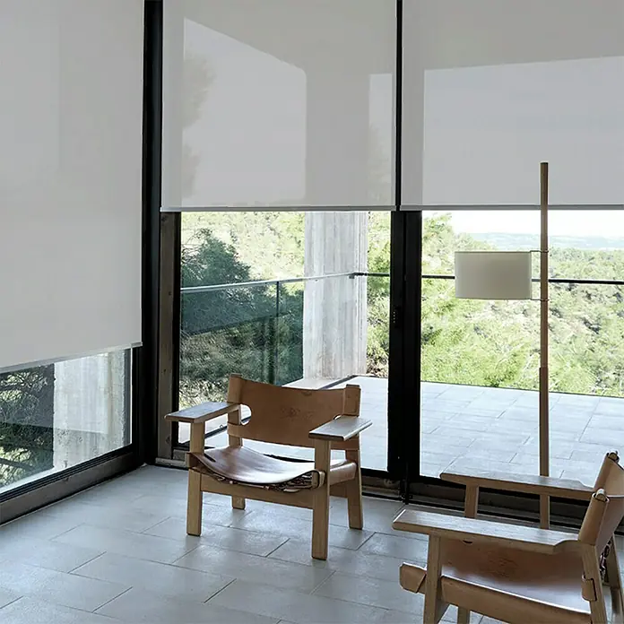 Estor enrollable screen 1% - An x Al: 165 x 250 cm, Gris - Esta imagen muestra una vista interior con estores enrollables que filtran la luz en grandes ventanas, creando un ambiente luminoso y moderno. Los estores difuminan la luz.
