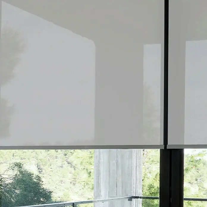 Estor enrollable screen 1% - An x Al: 165 x 250 cm, Gris - Primer plano de persianas enrollables blancas que cubren una ventana, ofreciendo privacidad y control de luz. El diseño simple complementa la decoración moderna.