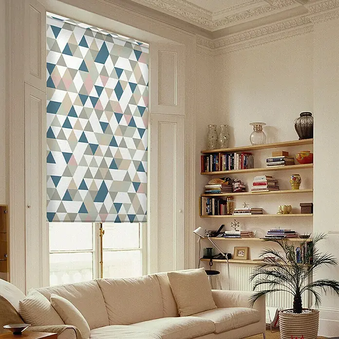 Estor enrollable Triángulos - An x Al: 90 x 190 cm, Multicolor - Decoración de ventanas moderna con un elegante estor enrollable con patrones geométricos triangulares en azul, gris y rosa.