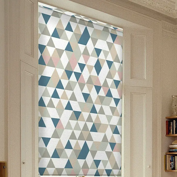 Estor enrollable Triángulos - An x Al: 90 x 190 cm, Multicolor - Estor enrollable con un patrón geométrico de triángulos en azules, grises y rosas, ofreciendo una decoración moderna y elegante.