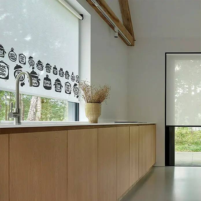 Estor enrollable Kitchen - An x Al: 90 x 190 cm, Blanco - Ventana de cocina con un estor blanco con diseños de utensilios de cocina y un elegante mueble de madera debajo.