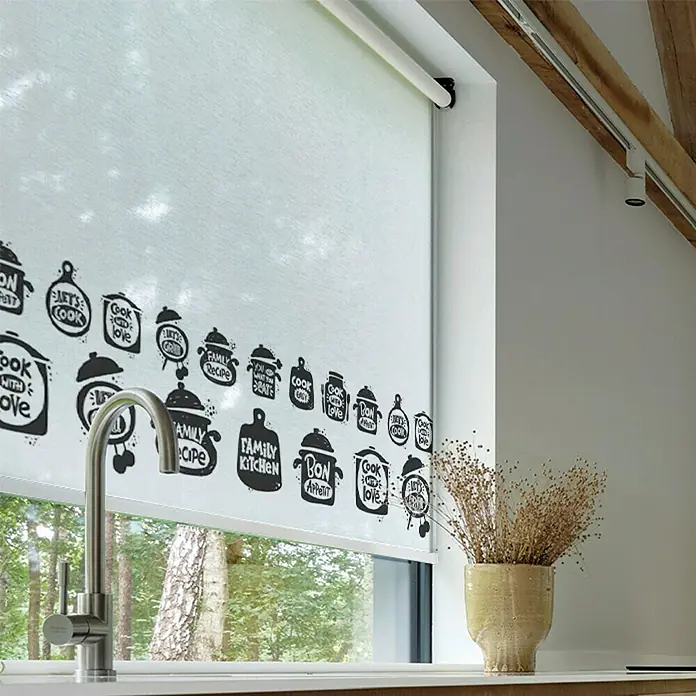 Estor enrollable Kitchen - An x Al: 90 x 190 cm, Blanco - Un estor de cocina con motivos de ollas y diversos lemas de cocina para un ambiente acogedor en la cocina.