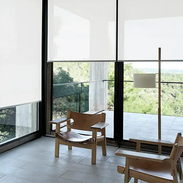 Estor enrollable screen 1% - An x Al: 165 x 250 cm, Blanco - Esta imagen muestra elegantes persianas enrollables blancas, que brindan privacidad y control de la luz en una habitación amueblada de forma moderna.