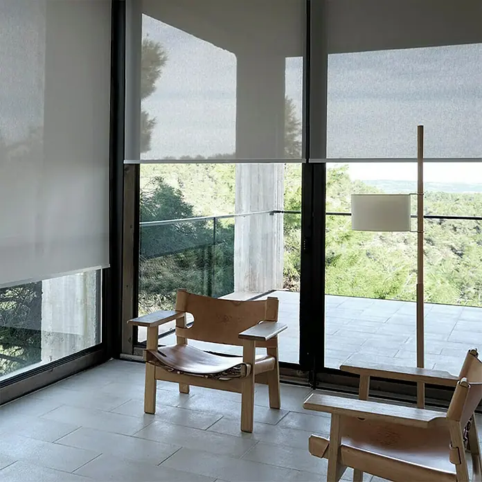 Estor enrollable screen 10% - An x Al: 165 x 190 cm, Gris, Unicolor - Interior elegante con estores enrollables blancos en grandes ventanas, ofreciendo una vista hermosa y filtrando la luz suavemente.