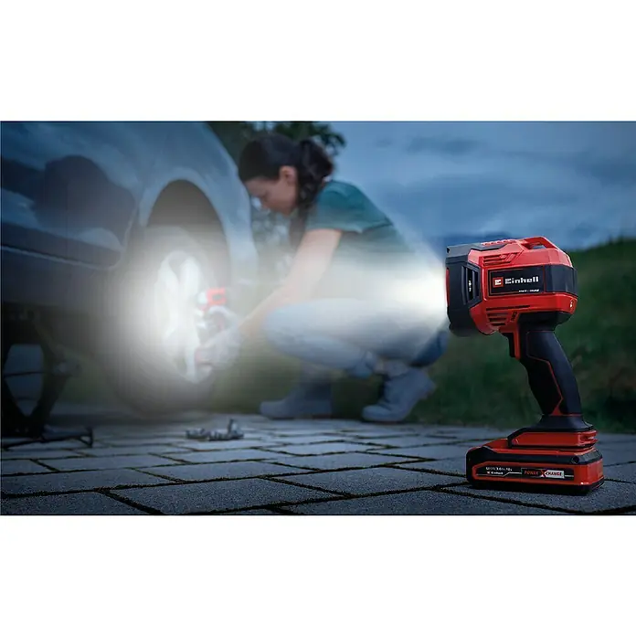 Einhell Power X-Change 18V LED-Strahler TE-CL 18/2500 LiAC - Solo - 18 V, Ohne Akku, 2.500 lm - Einhell Akku-Strahler im Einsatz beim Reifenwechsel. Der Akku-Strahler sorgt für optimale Sicht bei Reparaturen am Auto oder anderen dunklen Orten.