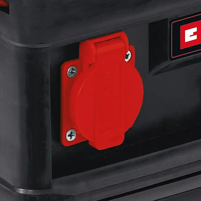 Einhell Stromerzeuger TC-PG 10/E5 - Nennleistung: 680 W, Tankvolumen: 4 l - Detailaufnahme einer roten Steckdose an einem schwarzen Gehäuse.
