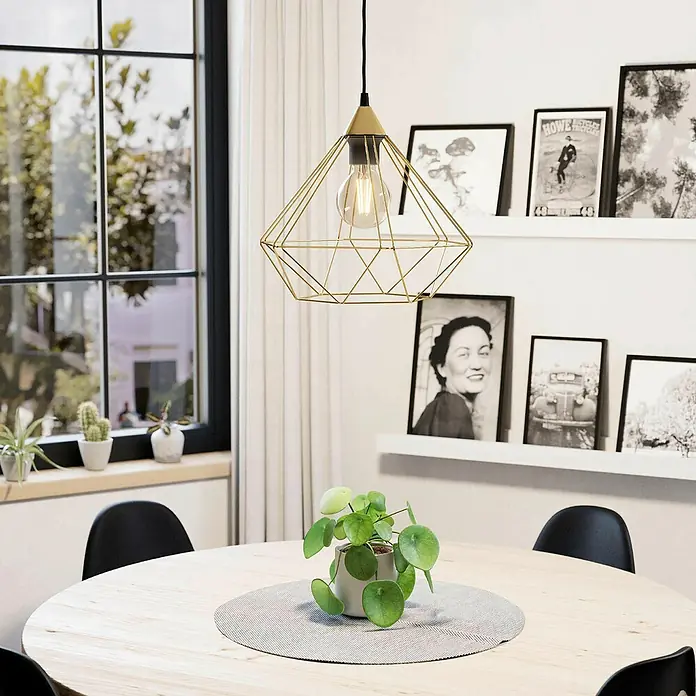 Eglo Pendelleuchte rund TARBES60 W, Ø x H: 325 mm x 110 cm, Messing-gebürstet, E27 - Eine goldene Pendelleuchte im Diamant-Design hängt über einem hellen Holztisch mit einer Pilea-Pflanze in einem modernen Esszimmer.