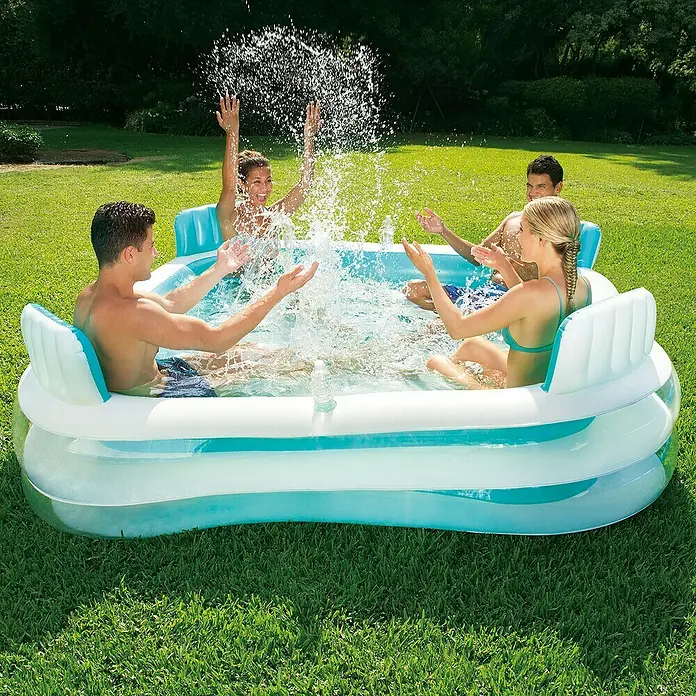 Quick-Up-PoolL x B x H: 223 x 223 x 66 cm, Blau, 700 l - Ein aufblasbarer Pool mit eingebauten Sitzen, in dem vier Personen im Garten planschen und Spaß haben.
