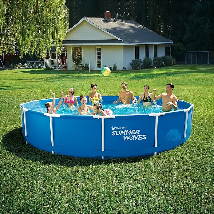 Frame-Pool Summer Waves Active - Ø x H: 457 x 91 cm, Blau, 13.169 l - Ein großes, blaues Summer Waves Pool im Garten, gefüllt mit fröhlichen Menschen, die planschen und Spaß haben.