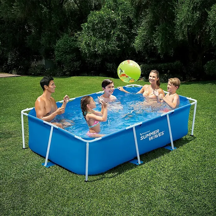 Frame-Pool Summer Waves - L x B x H: 260 x 160 x 66 cm, Blau, 2.472 l - Bild einer Familie, die sich in einem rechteckigen Summer Waves-Pool im Garten vergnügt.\n
