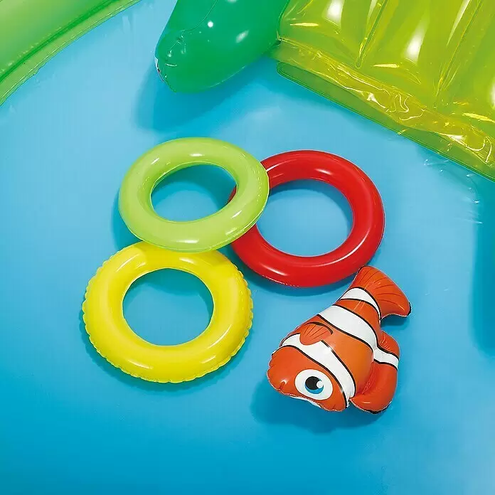 Planschbecken Jungle Play Center - L x B x H: 257 x 145 x 61 cm, Grün - Bunte aufblasbare Schwimmringe (grün, rot, gelb) und ein orangefarbener Clownfisch schwimmen auf blauem Wasser. Perfekt für Poolspiele.