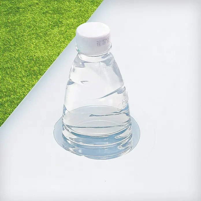 Quick-Up-PoolL x B x H: 223 x 223 x 66 cm, Blau, 700 l - Nahaufnahme einer Plastikwasserflasche mit weißem Deckel, die auf einer glatten, hellen Oberfläche steht, mit Rasen im Hintergrund.