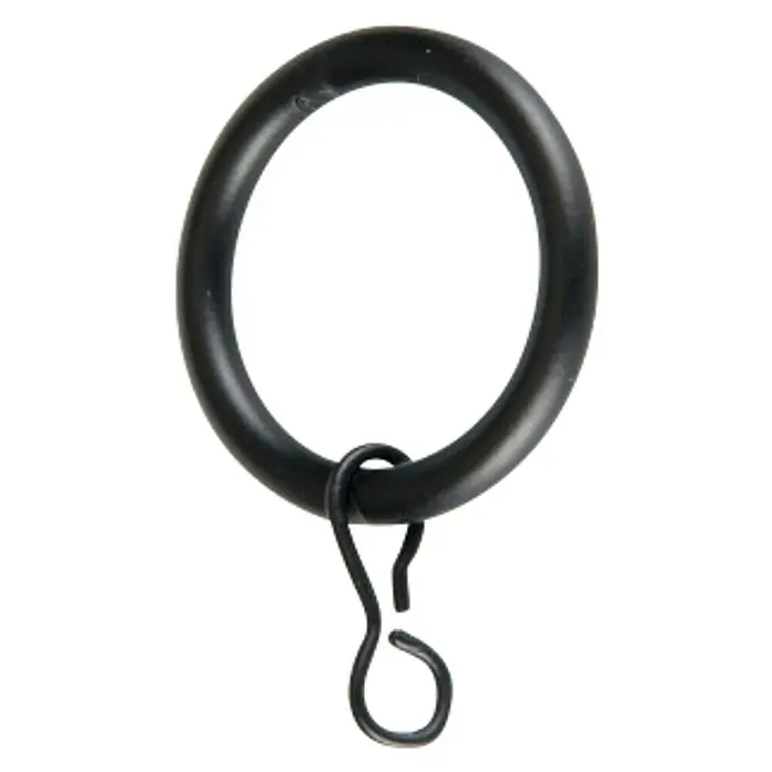 Anilla para cortinas Colonial - 8 ud., Diámetro: 19 mm, Negro - Primer plano de una anilla de cortina negra con un gancho adjunto. Perfecto para colgar tus cortinas con estilo y añadir ese toque especial a tu hogar.