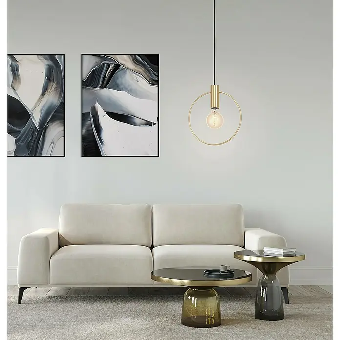Eglo Pendelleuchte MANIZALES - 40 W, L x B x H: 25 x 105 x 110 cm, Messing-gebürstet, E27, Anzahl Leuchtmittel: 1 Stk. - Nahaufnahme eines Wohnzimmers mit einem modernen Sofa, Beistelltischen und einer stilvollen Pendelleuchte, die das moderne Design hervorhebt.