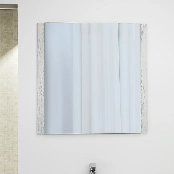 Artysan Espejo con marco Madeira Claudia - 80 x 80 cm, Blanco - Un espejo cuadrado con marco de madera clara cuelga en una pared blanca sobre un lavabo. Diseño de baño.