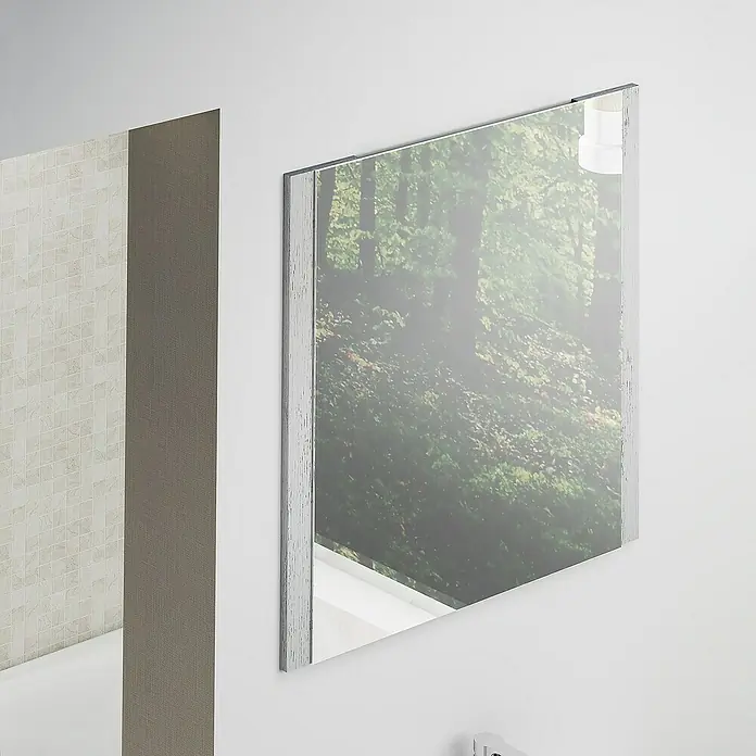 Artysan Espejo con marco Madeira Claudia - 80 x 80 cm, Blanco - Primer plano de un espejo rectangular con un motivo de bosque que cuelga en una pared blanca, el marco tiene una sutil textura de madera.