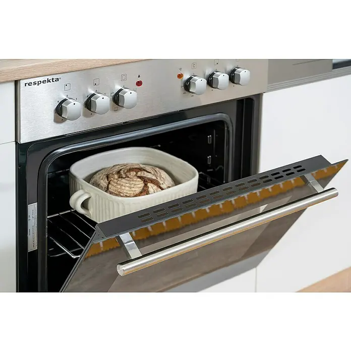 Respekta Singleküche Merle Typ 1 - Breite: 240 cm, Weiß, Mit Elektrogeräten, Volumen Backofen: 60 l - Ein Respekta-Backofen mit einem Brot in einer Keramikform. Das Brot wird im Ofen gebacken und ist kurz vor dem Servieren.
