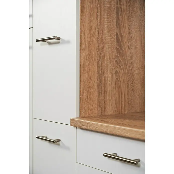 Respekta Winkelküche Merle - B x T: 310 x 172 cm, Weiß, Mit Elektrogeräten, Volumen Backofen: 60 l - Detailaufnahme eines weißen Schranks mit Holzplatte und silbernen Griffen, Fokus auf Design und Material.