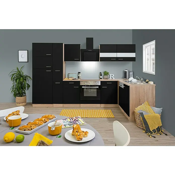 Respekta Winkelküche Merle - B x T: 310 x 172 cm, Schwarz, Mit Elektrogeräten, Volumen Backofen: 72 l - Das Bild zeigt eine moderne Küche mit schwarzen Schränken und hellem Holzboden, die eine stilvolle und einladende Atmosphäre schafft.