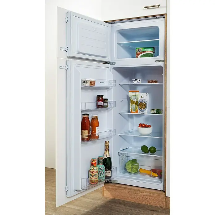 Respekta Winkelküche Merle - B x T: 310 x 172 cm, Grau, Mit Elektrogeräten, Volumen Backofen: 60 l - Der geöffnete Kühlschrank zeigt eine Vielzahl von Lebensmitteln, darunter Gemüse, Getränke und Konserven. Eine praktische Kühl-Gefrierkombination.